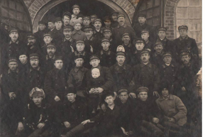 Работники пожарной охраны Воткинского завода у дверей гаража пожарной охраны (1930 год)