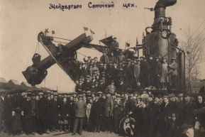 Группа рабочих экскаваторно-сварочного цеха Воткинского завода. У первого советского экскаватора (1932 год)