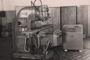Вертикально-фрезеровочный станок. Вариант программного управления (1950 год)