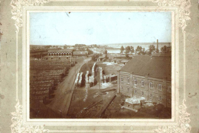 Вид на завод с Николаевской башни. Часть Воткинского завода и плотины (1900-е годы)