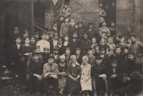 Рабочие и ИТР мартеновского цеха Воткинского завода (1925 год)